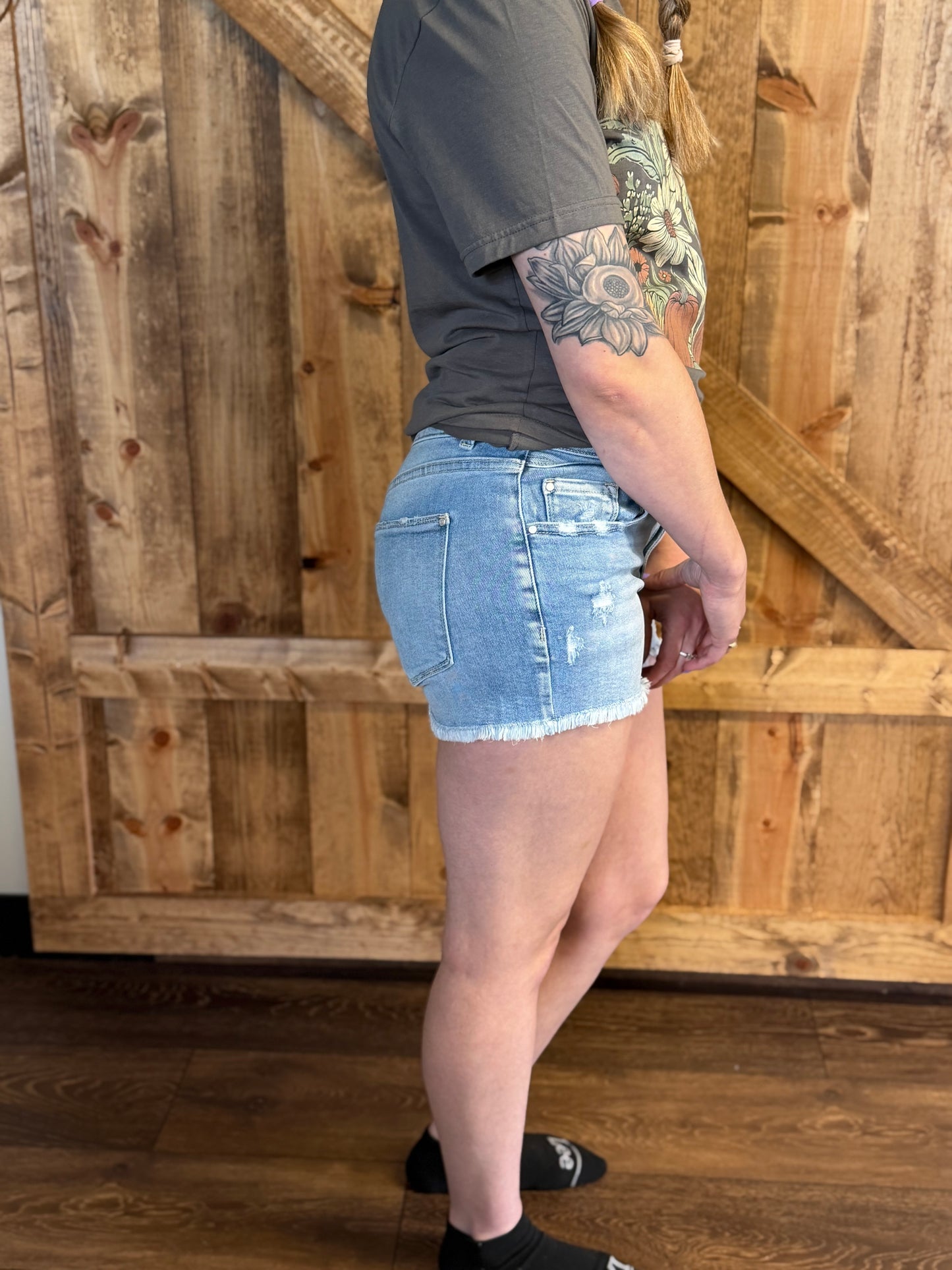 HIGH RISE FRAYED HEM SHORTS